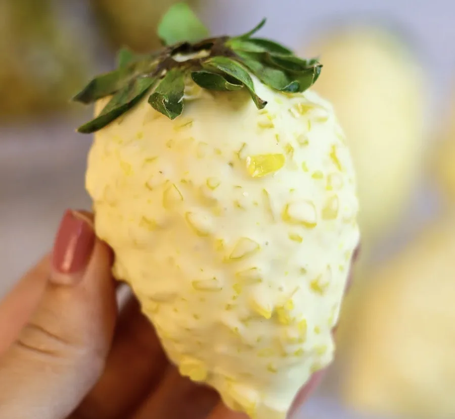 Morango cravejado com cobertura de maracujá
